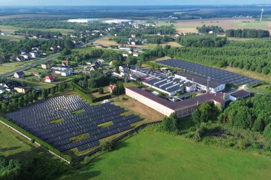 Temiz enerji için güneş panelli fabrika