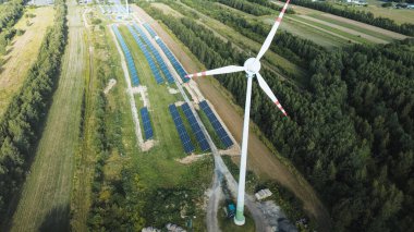 Güneş panelleri ve rüzgar türbini temiz enerji üretiyor