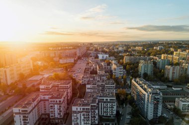 Günbatımında modern gökdelenler ve otoparklar
