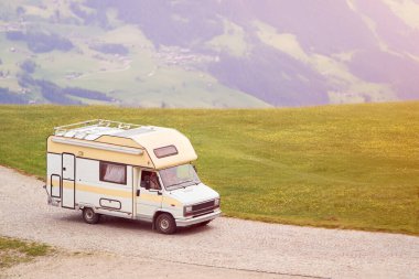 Retro karavan kırsal kesimde yol gezisinde