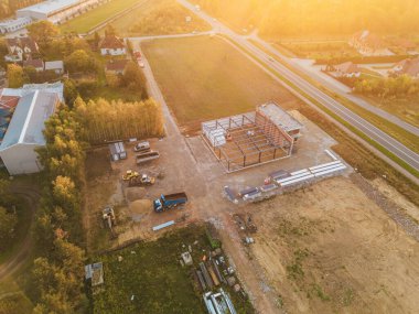 Ağır ekipmanlı kırsal inşaat sahası