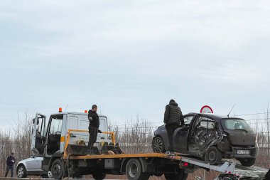 02.02.2024 Polonya, Avrupa. T-Bone araba kazası. Modern aile arabası kaza yaptı. Yolunda bozuk bir araba olan çekici. Çekici, otobana bir araba yüklüyor. Trafik kazası bölgesi.
