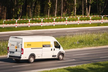 Krakow, Polonya, Avrupa 29.09.2024 yolunda giden kargo aracı.