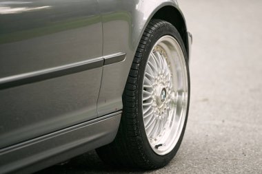 Norveç Avrupa 18.07.2024 Retro BMW araba tekerleği klasik araba hayranları için ideal