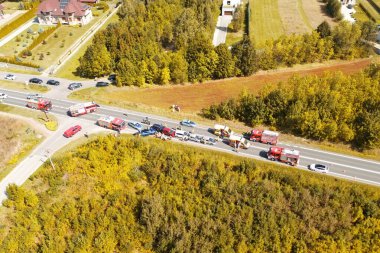 Kurtarma ekipleri ve araçlarıyla trafik kazası, Polonya, Avrupa 25.08.2024