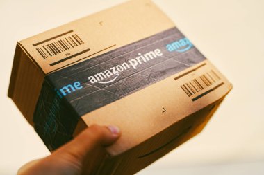 Amazon parseli verimli indirme hizmetini sembolize ediyor 13.09.2024 Avrupa, Polonya.