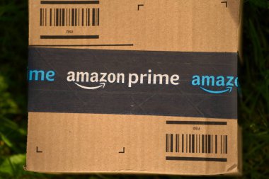 Amazon Prime nakliye kutusu çimlerin üzerinde 13.09.2024 Avrupa, Polonya