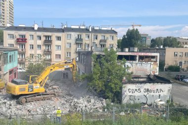 Polonya, Avrupa 17.09.2024 - Kazıcı eski şehir binasını yıkıyor