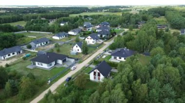 Doğadaki lüks evin insansız hava aracı görüntüsü.