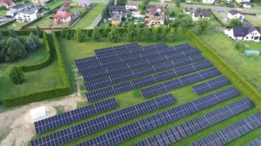 Çatısı güneş panelleri olan kırsal alanda bir ev.