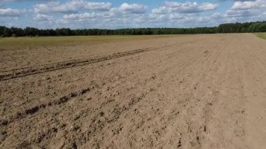 Hazırlanmış tarım arazilerinin temiz hava görüntüsü saban modelleri gösteriyor