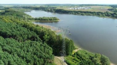 Doğal manzara üzerinde elektrik direği