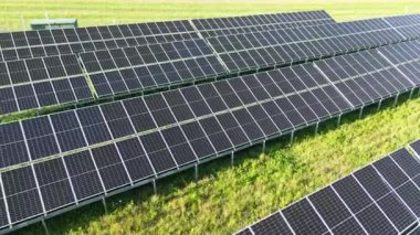 Güneş Enerjisi Kurulumunun Yakın Çekimi: Bir Avrupa Izgarasında Sürdürülebilir Enerji Üretimi