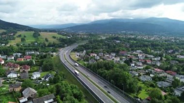 Otoyol kavşağındaki kamyonların hava görüntüsü