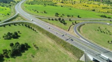 Yoğun yeşil ormandan geçen yol.
