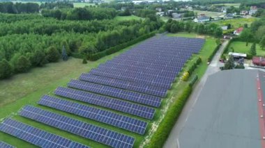 Güneş panelleri enerji için güneş ışığından faydalanıyor.