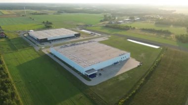 Yeşil alanlarla çevrili dağıtım merkezi