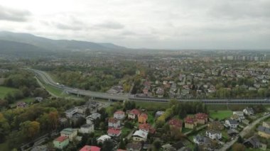Ormanlık alandan geçen yolda trafik var.