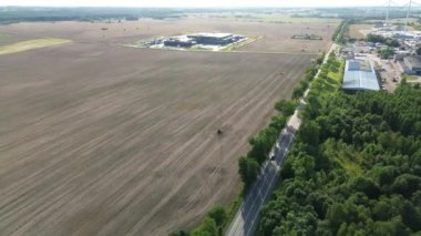 Yoğun bir ormanın kıyısına ulaşan tarlanın havada ele geçirilmesi