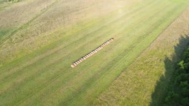 Yukarıdan gelen saman yığınlarıyla tarım manzarası