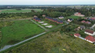 Benzer havadan manzaralı yeni banliyö yerleşimi