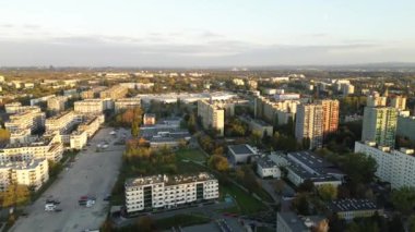 Gün batımında şehir manzaralı yüksek binalar.