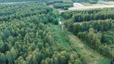 Kurak topraklar boyunca akan nehir