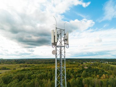 Açık mavi gökyüzünün altında kırsal telekom kulesi