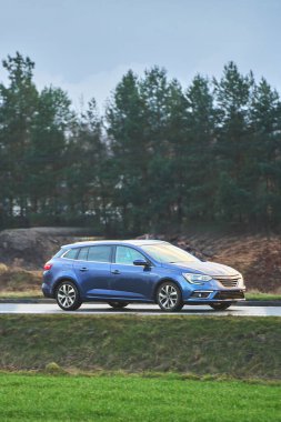 Yeşil tarladan geçen açık mavi Fransız arabası