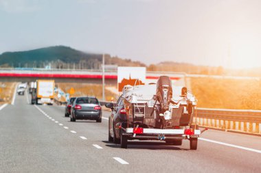 Araç yolda hız yapıyor.