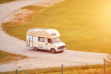 Otoyol boyunca hareket eden klasik bir karavan.