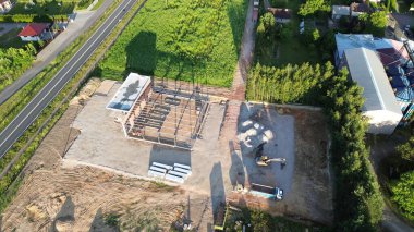 Gün batımında inşaat alanı yeni ticari gelişmeler sağlıyor.