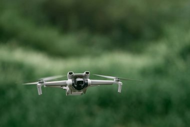 Bulanık yeşillik ile dron eylemi