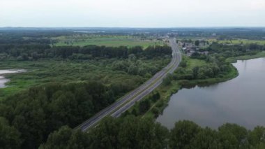 Yollu ve arabalı yeşil manzara