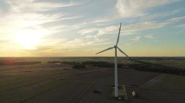 Tarımsal arazide rüzgar türbini