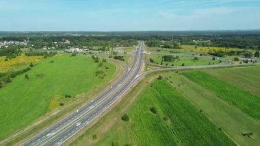 Ormanlık alandan geçen yolda trafik var.