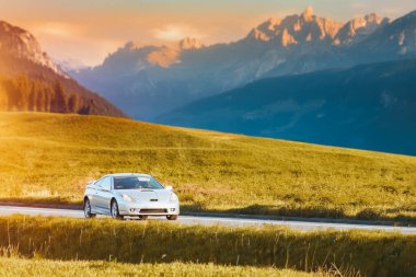 Açık Ülke Yolunda Yüksek Hızlı Japon Arabası Sürüşü