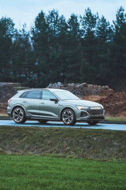 Kırsal alanda güvenli ve rahat bir SUV sürücüsü