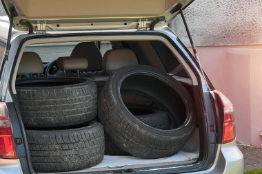 Arabayı kış lastiği değişimine hazırlıyorum.