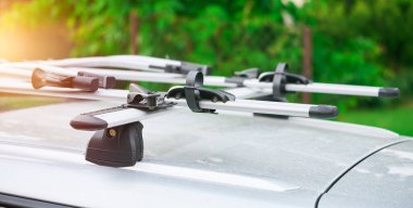 Bir arabanın çatısındaki bisiklet rafı sıcak bir günbatımı parıltısıyla bir sonbahar günü bisikletleri bekler. Özgürlük ve keşif yolculuğuna hazırım.