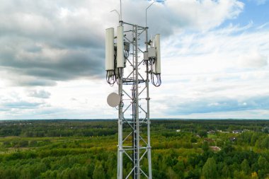 Mobil ve internet ağları için iletişim kulesi