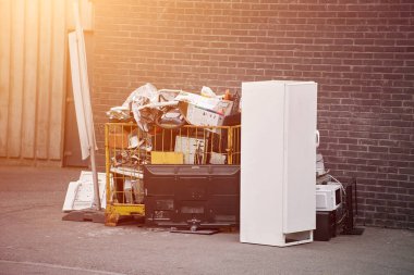 Kırık ve eski elektronik cihazlar geri dönüşüm için toplandı