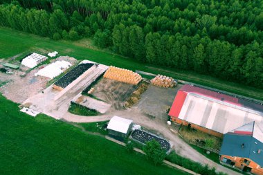 Çiftliğe istiflenmiş saman balyaları