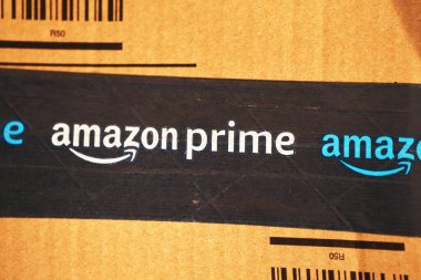 Kahverengi Amazon Prime paketi çimenlik alanda 13.09.2024 Avrupa, Polonya