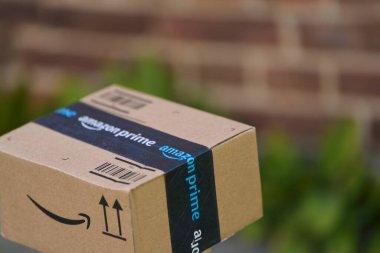 Amazon paketi yeşil çimlerde 13.09.2024 Avrupa, Polonya.