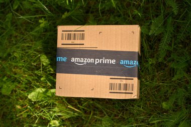 Amazon Prime teslimatı yeşil çimlerin üzerinde 13.09.2024 Avrupa, Polonya