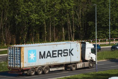 Kargo kamyonu Maersk konteynırı, Krakow, Polonya, Avrupa 29.09.2024