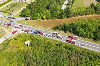 Polonya, Avrupa 25.08.2024 'te trafik kazasında birden fazla acil durum aracı bulundu.
