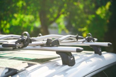 06.08.2024. Polonya, Katowice. Arabanın çatısına Thule Wingbar Evo bisiklet rafları yerleştirildi