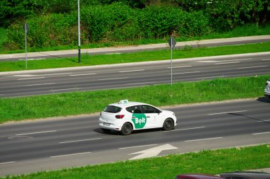 Bolt taksisi hareket halinde, Krakow, Polonya, Avrupa 29.09.2024